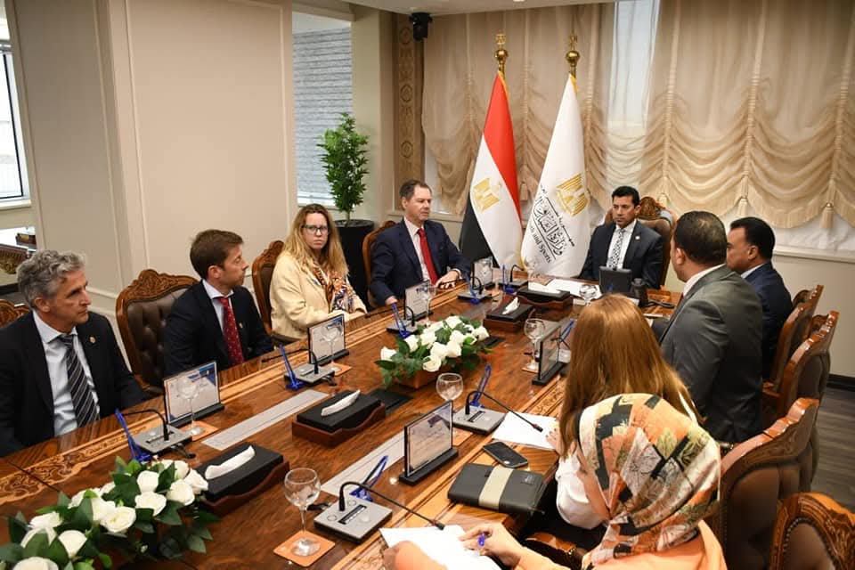  وزير الرياضة يبحث مع السفير الإسبانى وممثلى نادى فياريال التعاون المشترك