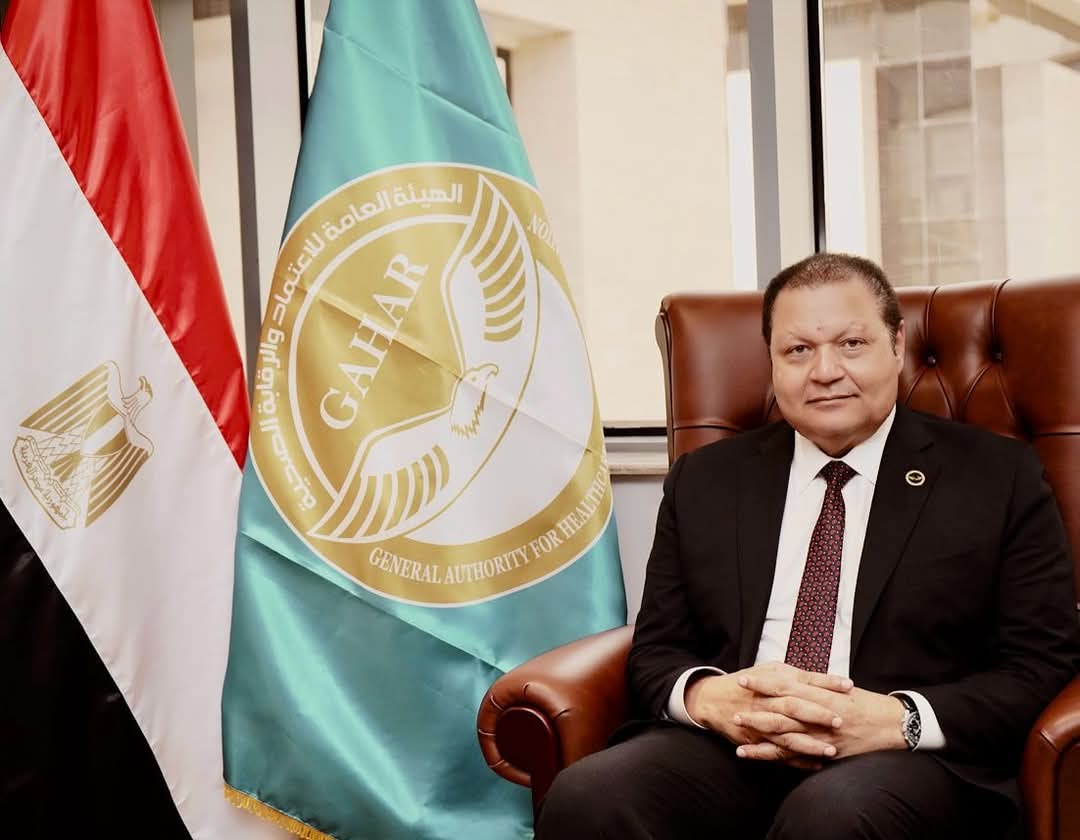 رئيس هيئة الاعتماد والرقابة الصحية يفوز بجائزة الطبيب العربي 2025