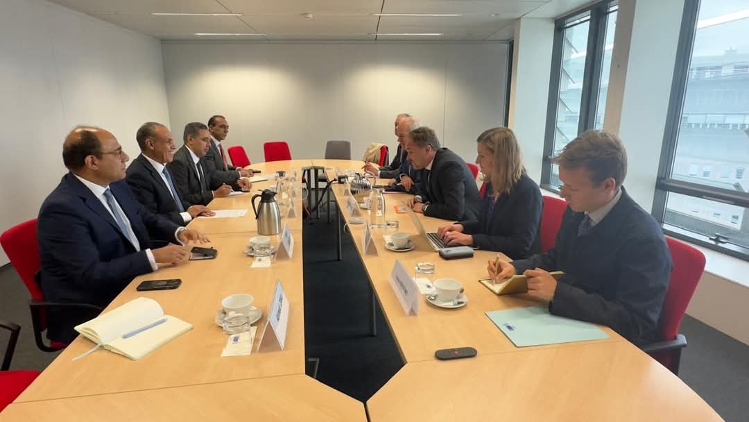 وزير الخارجية يلتقى مع المفوض الأوروبى للطاقة والإسكان - الخبر لايف