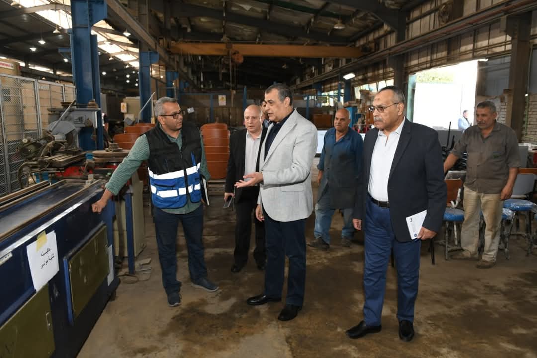 وزير الإنتاج الحربي يفاجىء شركة حلوان لمحركات الديزل (مصنع 909 الحربى) - الخبر لايف