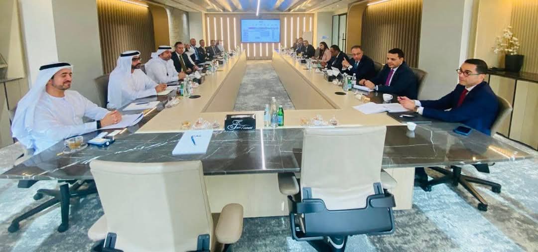 وزير الاستثمار يلتقي رئيس مجلس إدارة مجموعة أبوظبى للطيران