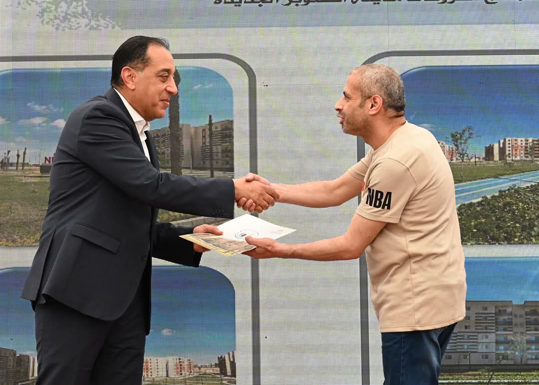 رئيس الوزراء يسلم عقود وحدات"سكن لكل المصريين" بأكتوبر الجديدة