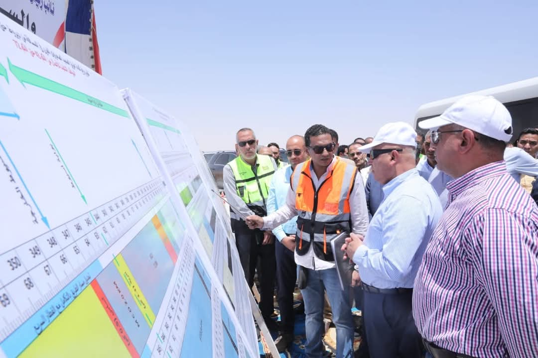 وزير الصناعة والنقل يتفقد المنطقة الصناعية بالمطاهرة بالمنيا