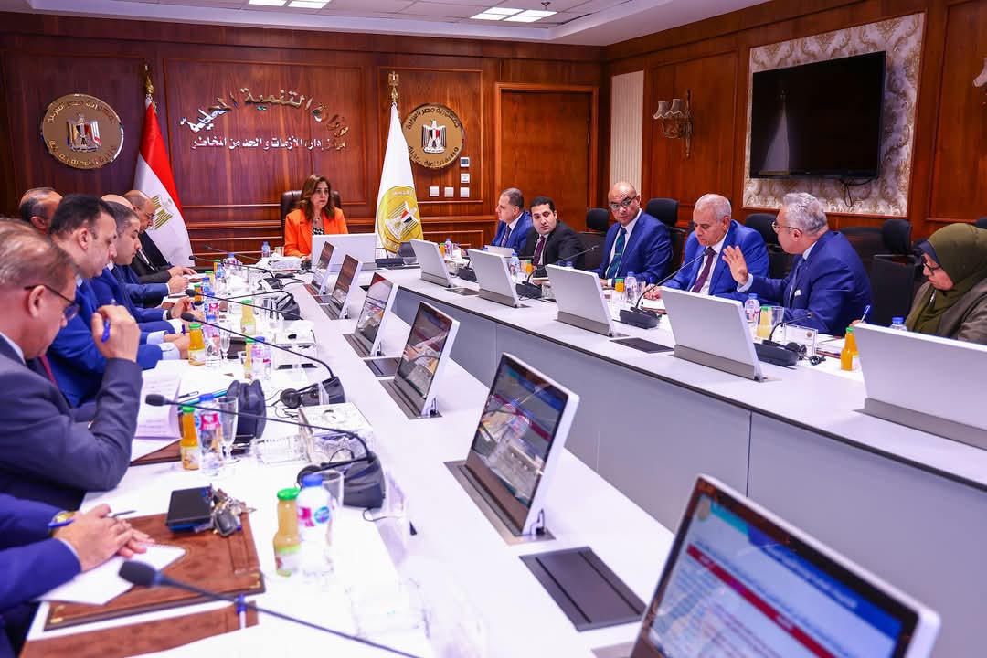 وزيرة التنمية تتابع جهود تيسير وتبسيط إجراءات إصدار التراخيص للأنشطة المختلفة بالمحافظات