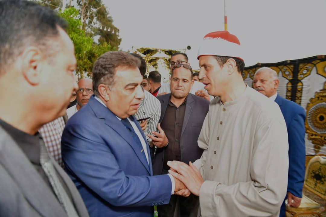 محافظ الدقهلية يقدم واجب العزاء في وفاة القارئ الشيخ السيد سعيد بالجمالية 