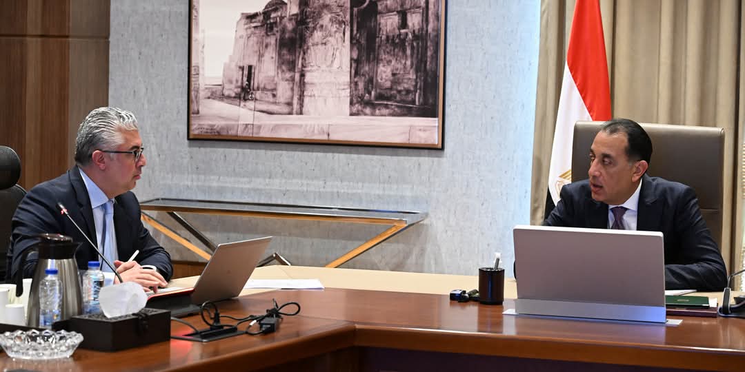 رئيس الوزراء يستعرض مع رئيس اقتصادية قناة السويس المشروعات المتعاقد عليها مؤخرًا