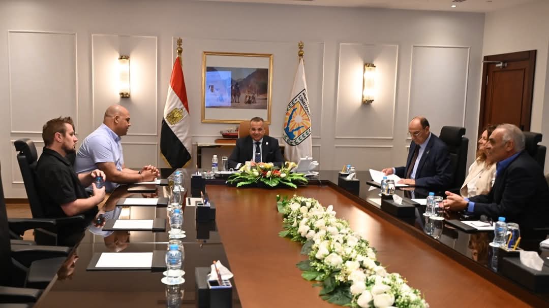 محافظ جنوب سيناء يبحث مع وكلاء شركات السفر الإنجليزية تعزيز التعاون السياحى