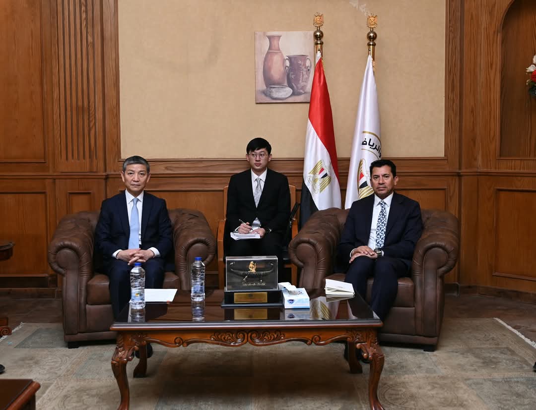 وزير الشباب والرياضة يبحث مع السفير الصينى تعزيز التعاون المشترك