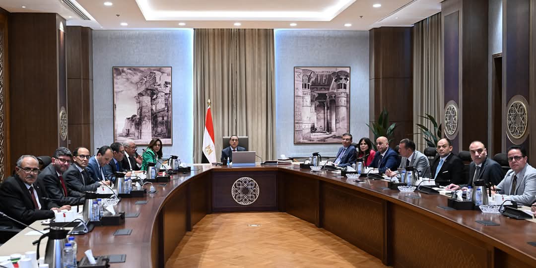 رئيس الوزراء يتابع جهود توطين صناعة الحرير بمصر