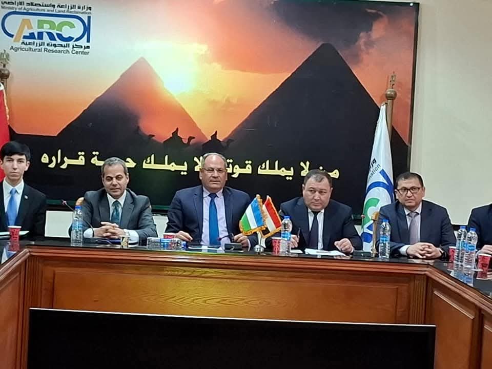 وفد حكومة أوزبكستان يتفقد بعض المشروعات الزراعية والبحثية بمصر
