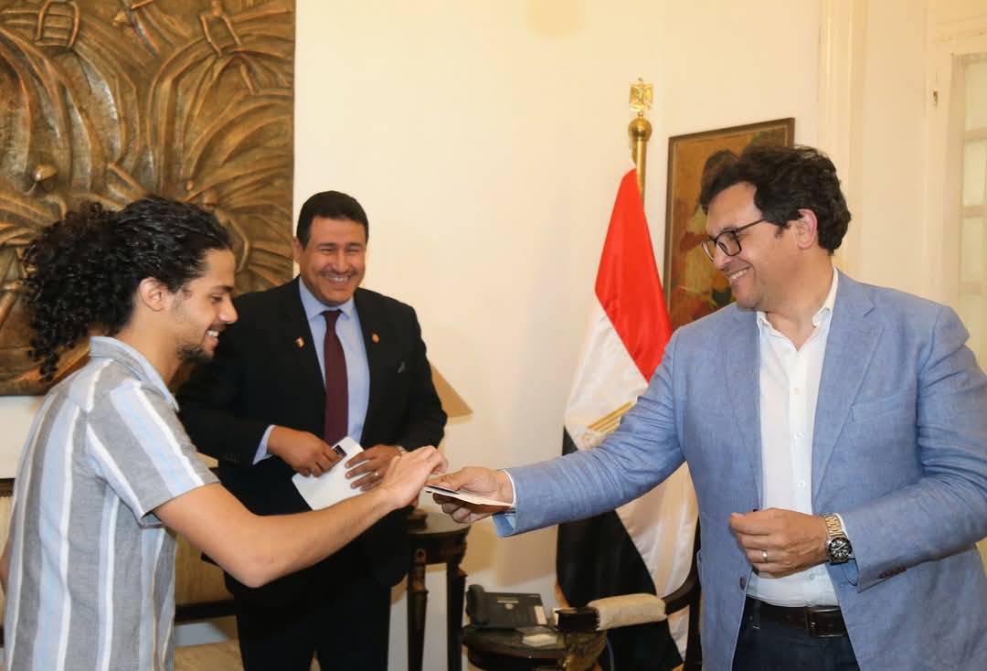 وزير الثقافة يُسلم بطاقات “أهلاً وسهلاً بالطلبة” لأوائل المشتركين