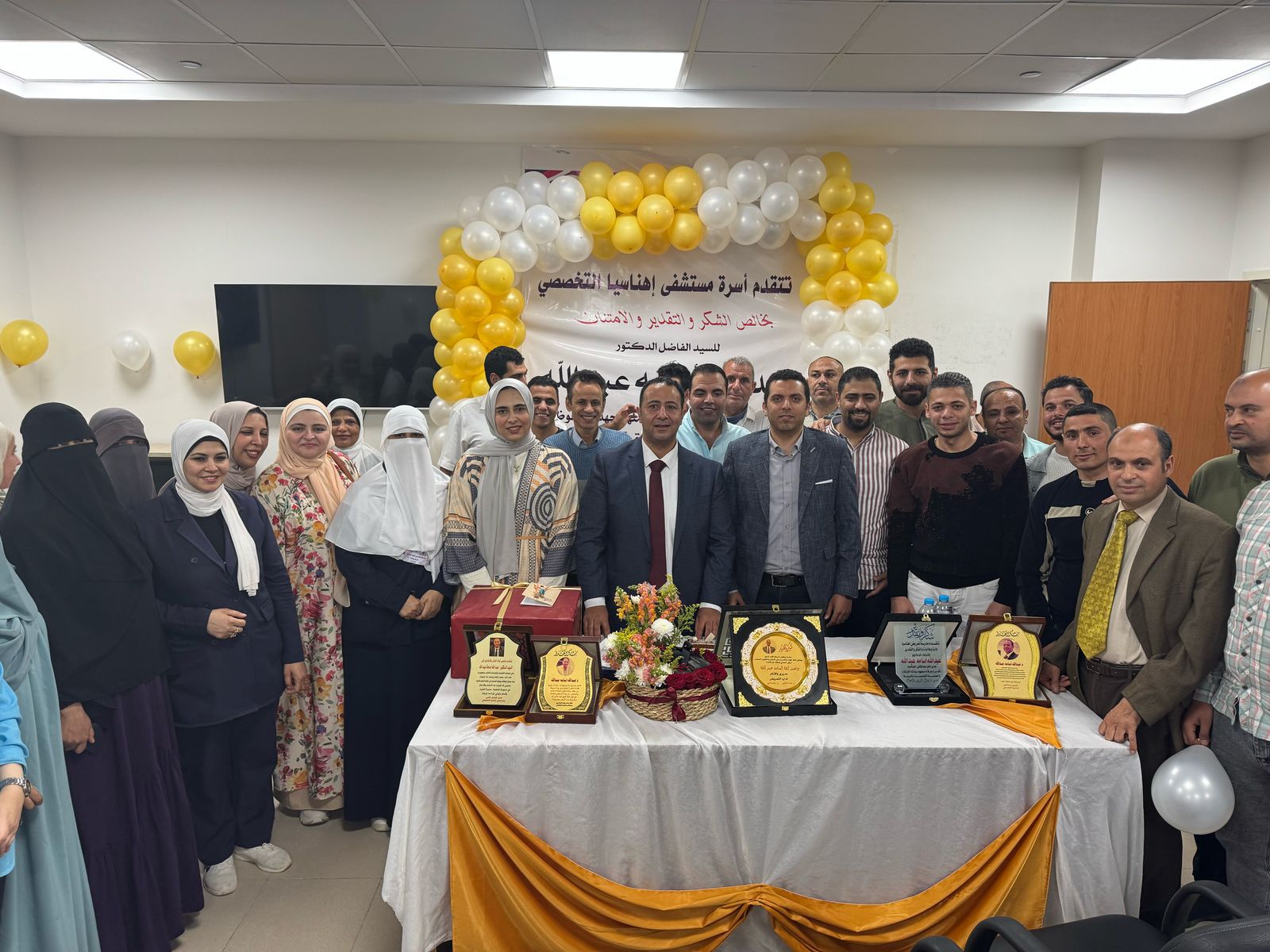 مستشفى إهناسيا التخصصى ببنى سويف تكرًم المدير السابق لانتهاء عمله