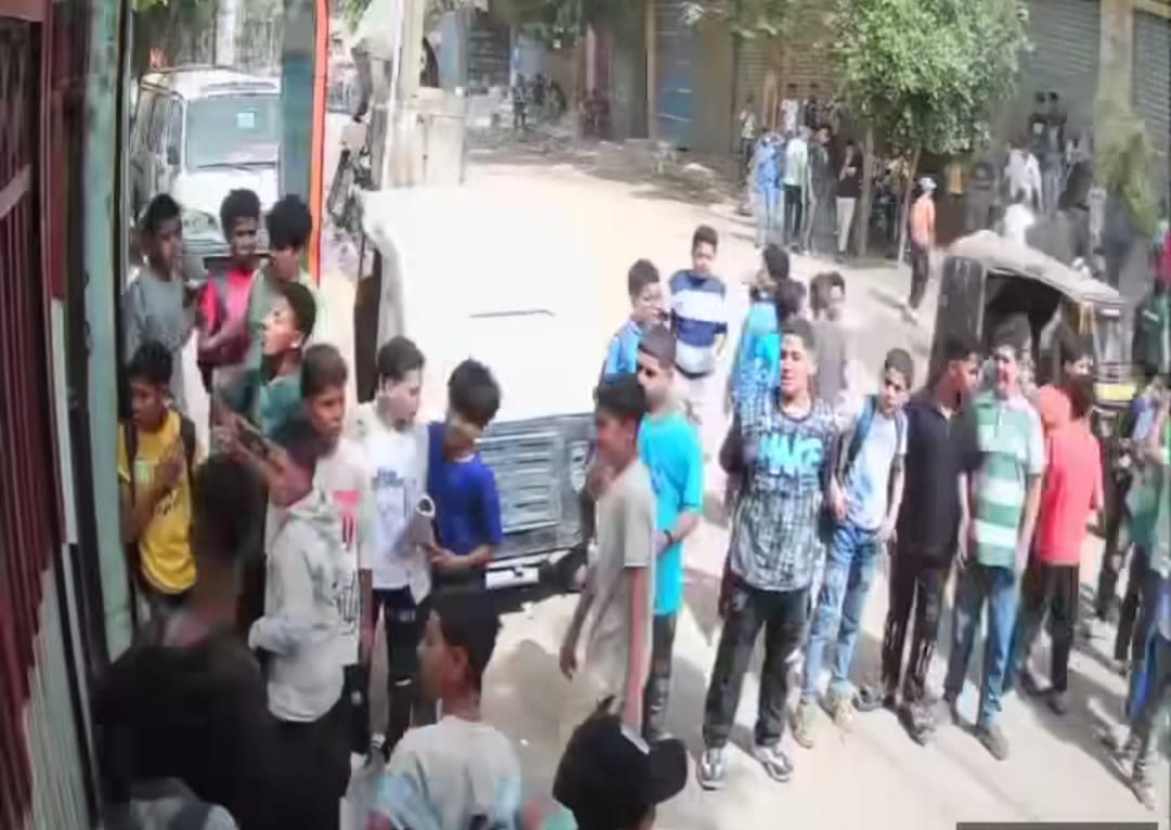 قلق متزايد في الفيوم: أولياء أمور يطالبون بتأمين الطالبات من المضايقات أمام مدرسة إعدادية