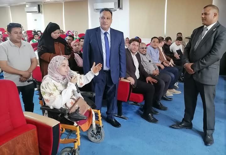 في لفتة إنسانية ... وكيل وزارة الشباب يكرّم "رحمة" رمز الإرادة والتحدي بالفيوم