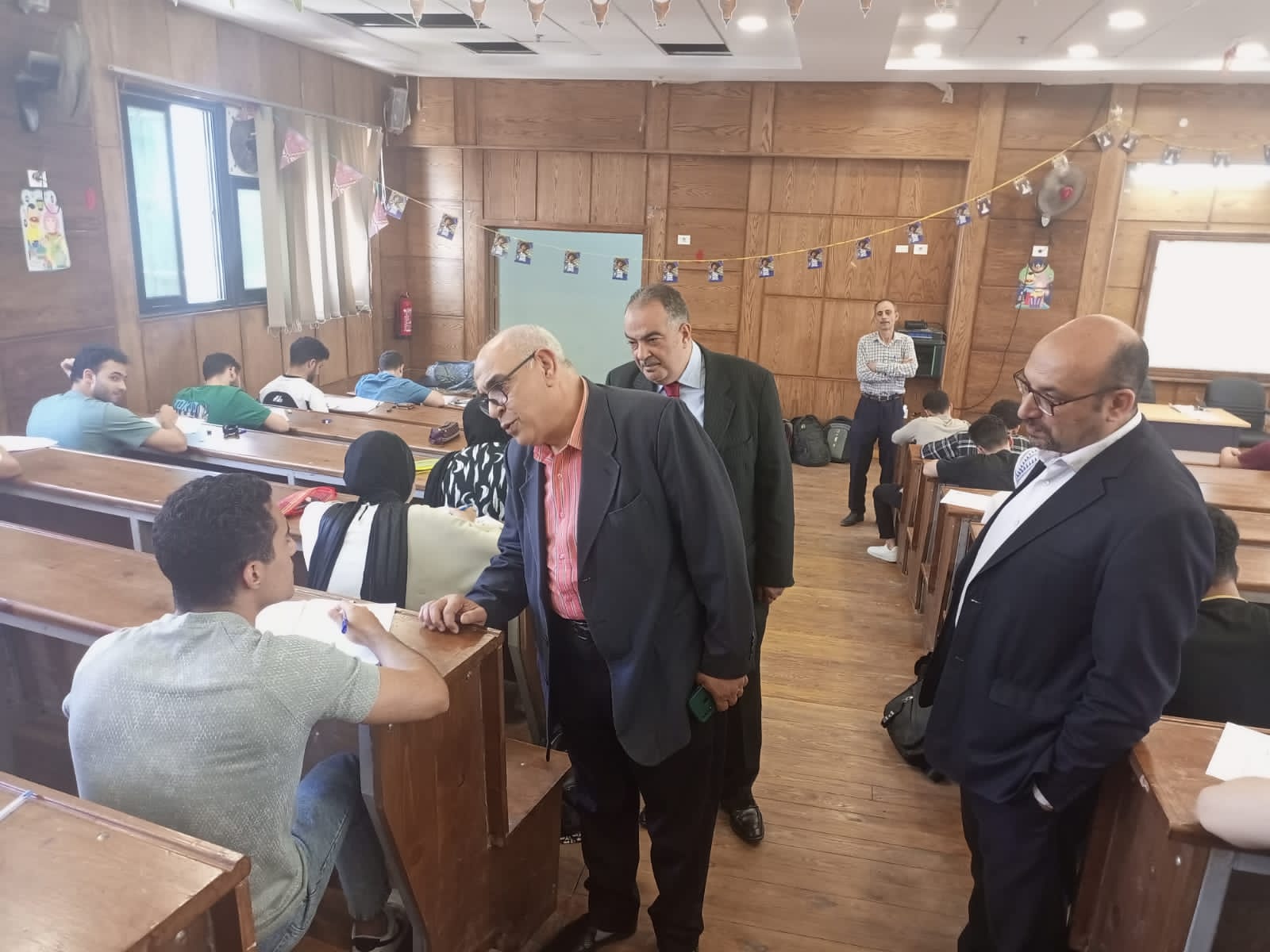 نائب رئيس جامعة دمنهور يتفقد سير الامتحانات بكليتي الهندسة والآداب