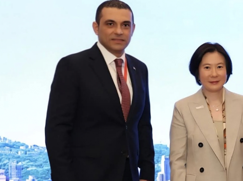 شويخى يبحث مع رئيس هيئة الاستثمار بهونج كونج ترتيبات زيارتها للقاهرة