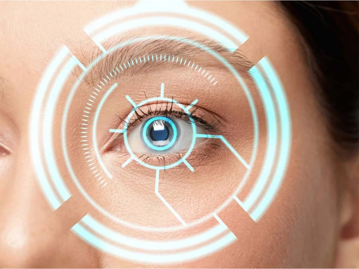 علماء يطورون عدسات لاصقة .. تسمح للبشر برؤية الضوء القريب من الأشعة تحت الحمراء