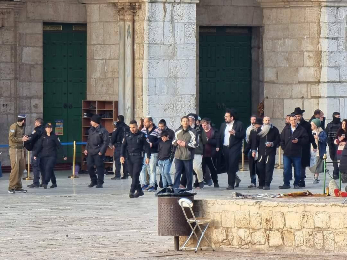 مستعمرون يقتحمون المسجد الأقصى المبارك .. بحماية شرطة الاحتلال الإسرائيلي