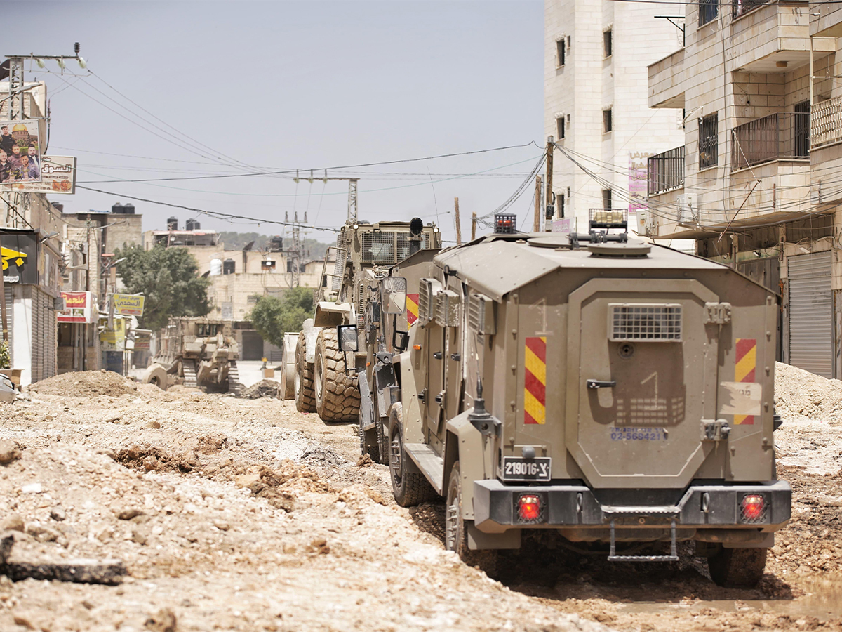 قوات الاحتلال الإسرائيلي .. تعتقل 12 فلسطينيا من الضفة الغربية