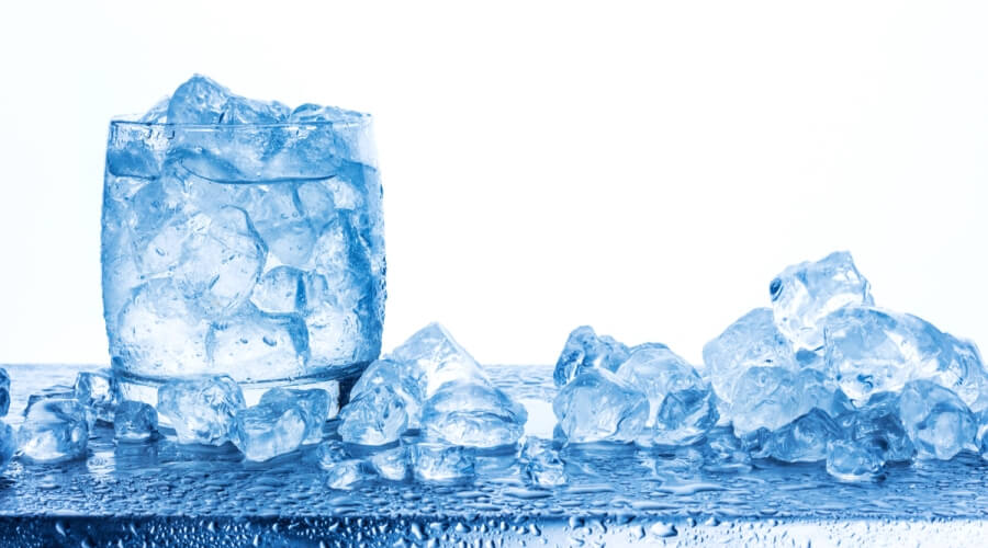 يقلل الطاقة و يؤثر عللى المناعة.. أضرار شرب الماء المثلج في الصيف - الخبر لايف