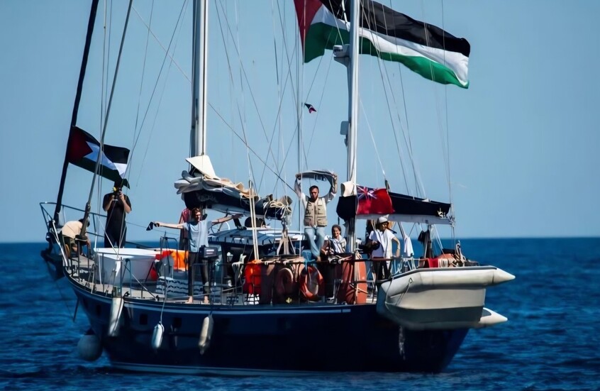 سفينة كسر الحصار على غزة تدخل المياه المصرية..رغم التهديدات الإسرائيلية