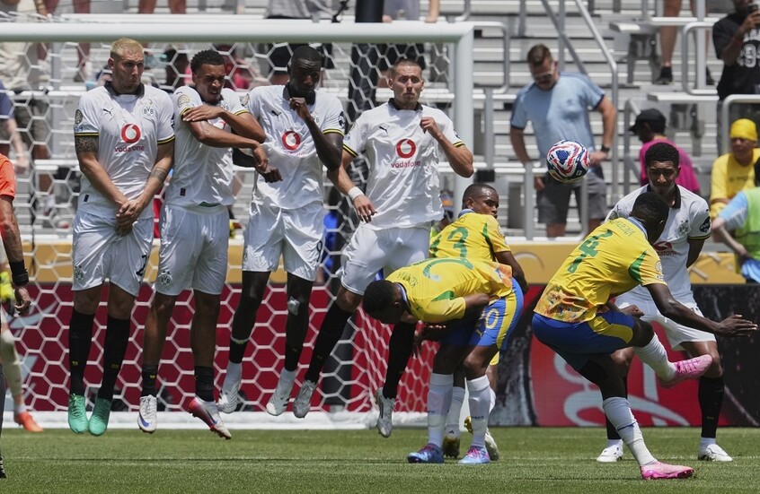 بوروسيا دورتموند يفوز على صن دوانز 4-3