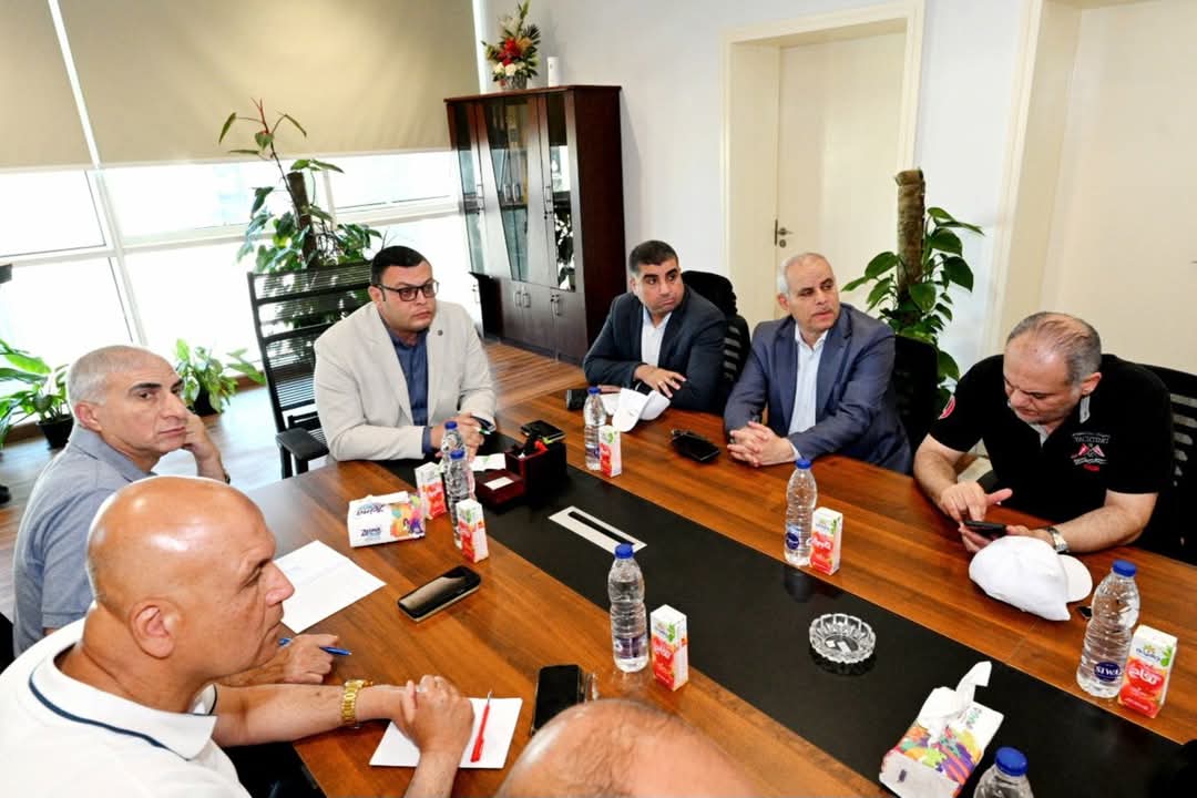 وزير الإسكان يبحث موقف تسليم وتشغيل المشروعات التنموية بالعلمين الجديدة