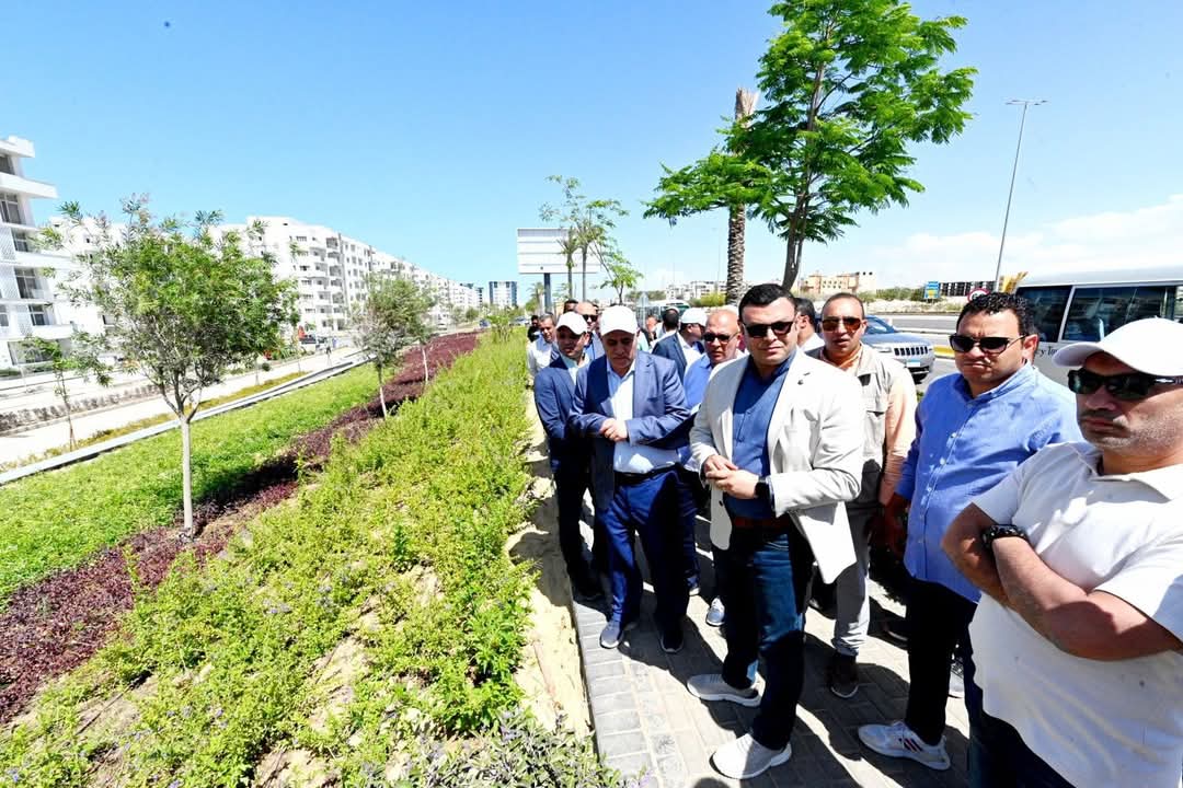وزير الإسكان يتفقد كومباند مزارين والممشى السياحى وأعمال تجهيز الشاطئ بالعلمين الجديدة