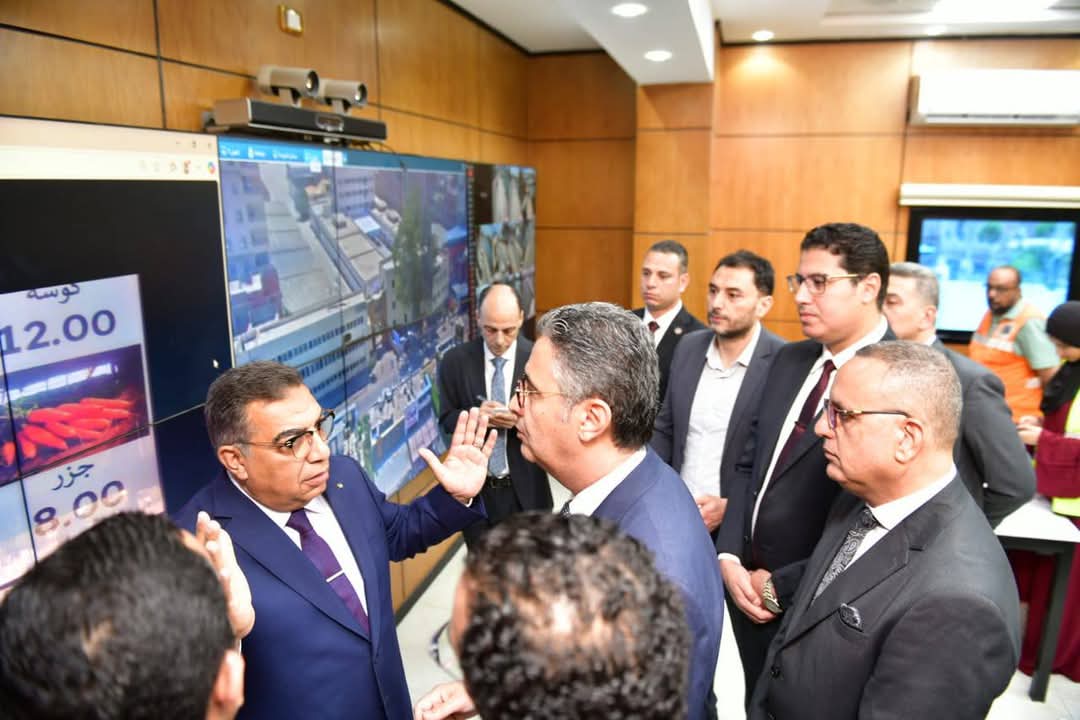 وزير التموين يتابع بيع السلع الغذائية من مركز الشبكة الوطنية للطوارئ بالدقهلية