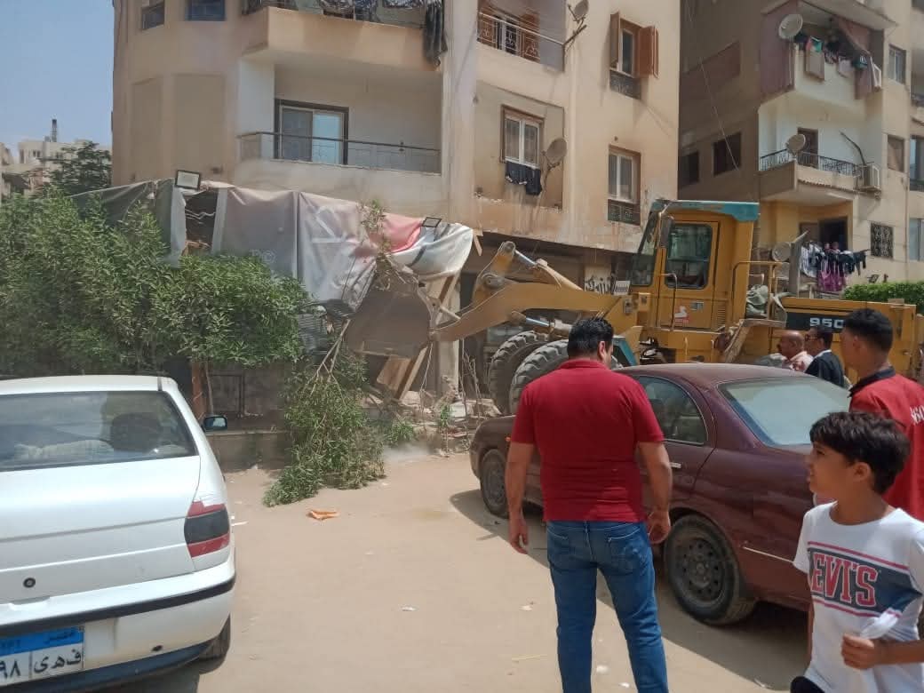 غلق وتشميع المحال غير المرخصة وإزالة الإشغالات بالمعادى