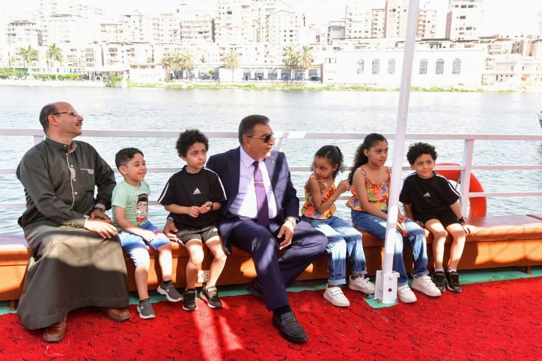 محافظ الدقهلية يستقل الأتوبيس النهرى فى أول أيام تشغيله بعيد الأضحى