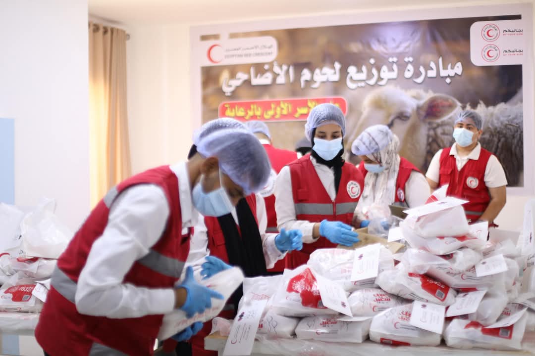 الهلال الأحمر يوزع أضاحى العيد على الأسر الأولى بالرعاية
