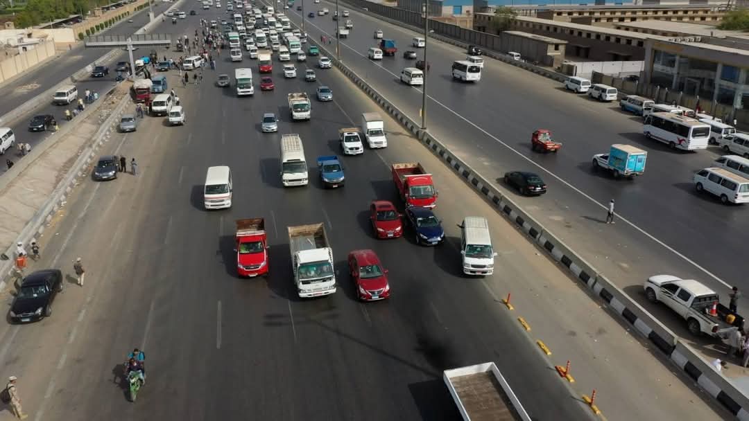 "النقل": الالتزام بعدم استخدام الحارة المخصصة