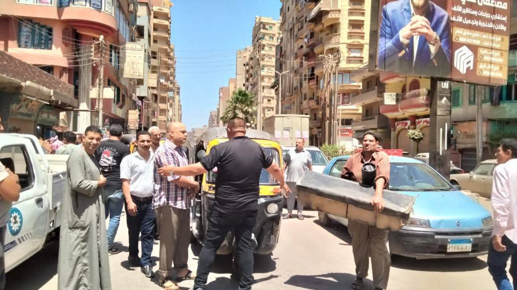 حملات مكبرة على التكاتك المخالفة ومصادرة 40 تابلوها وجهاز بازوكا بشوارع حى شرق المنصورة وميت غمر 