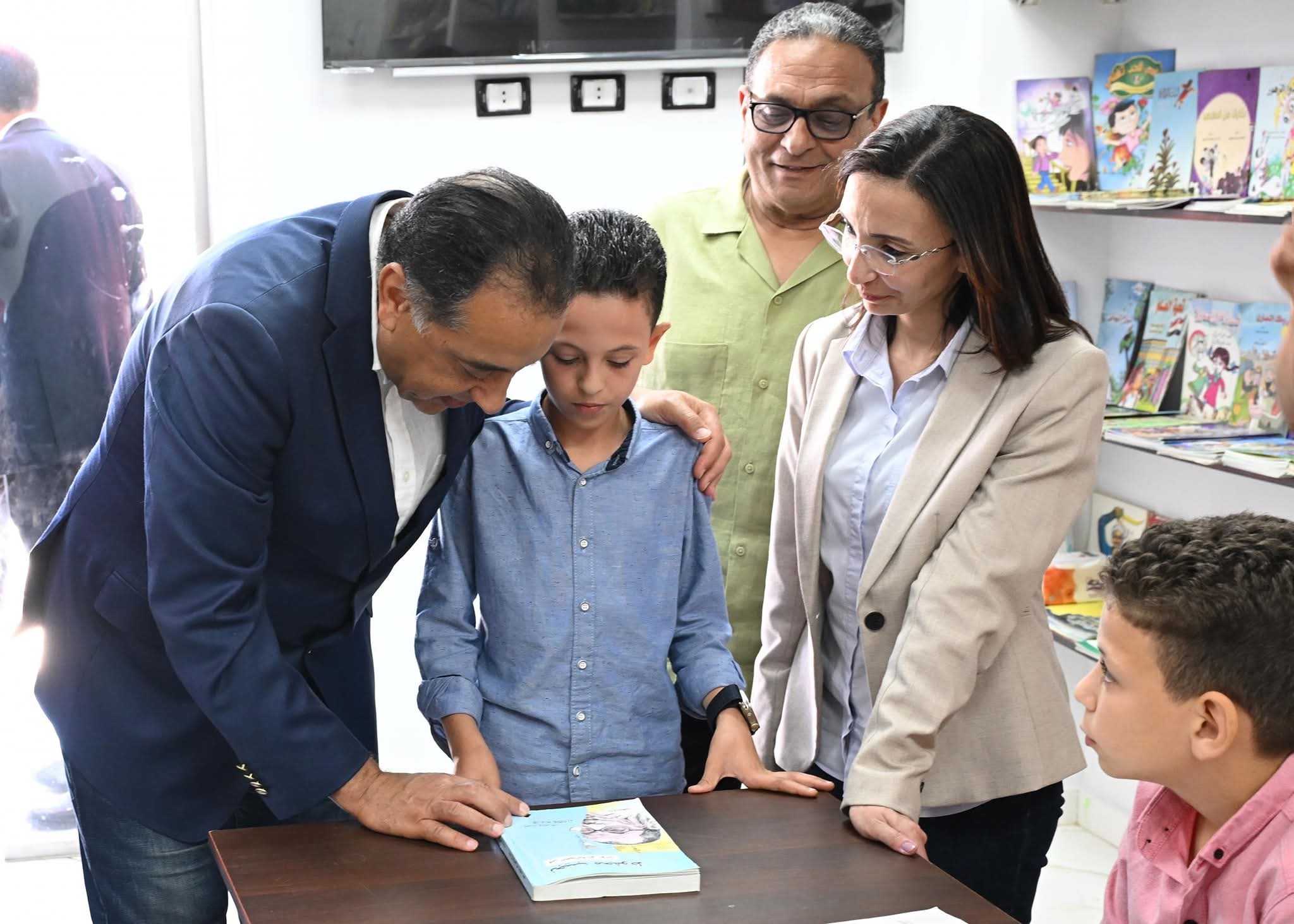 رئيس الوزراء يتفقد مشروع "كتابك" الثقافي بقرية زاوية صقر بحيرة