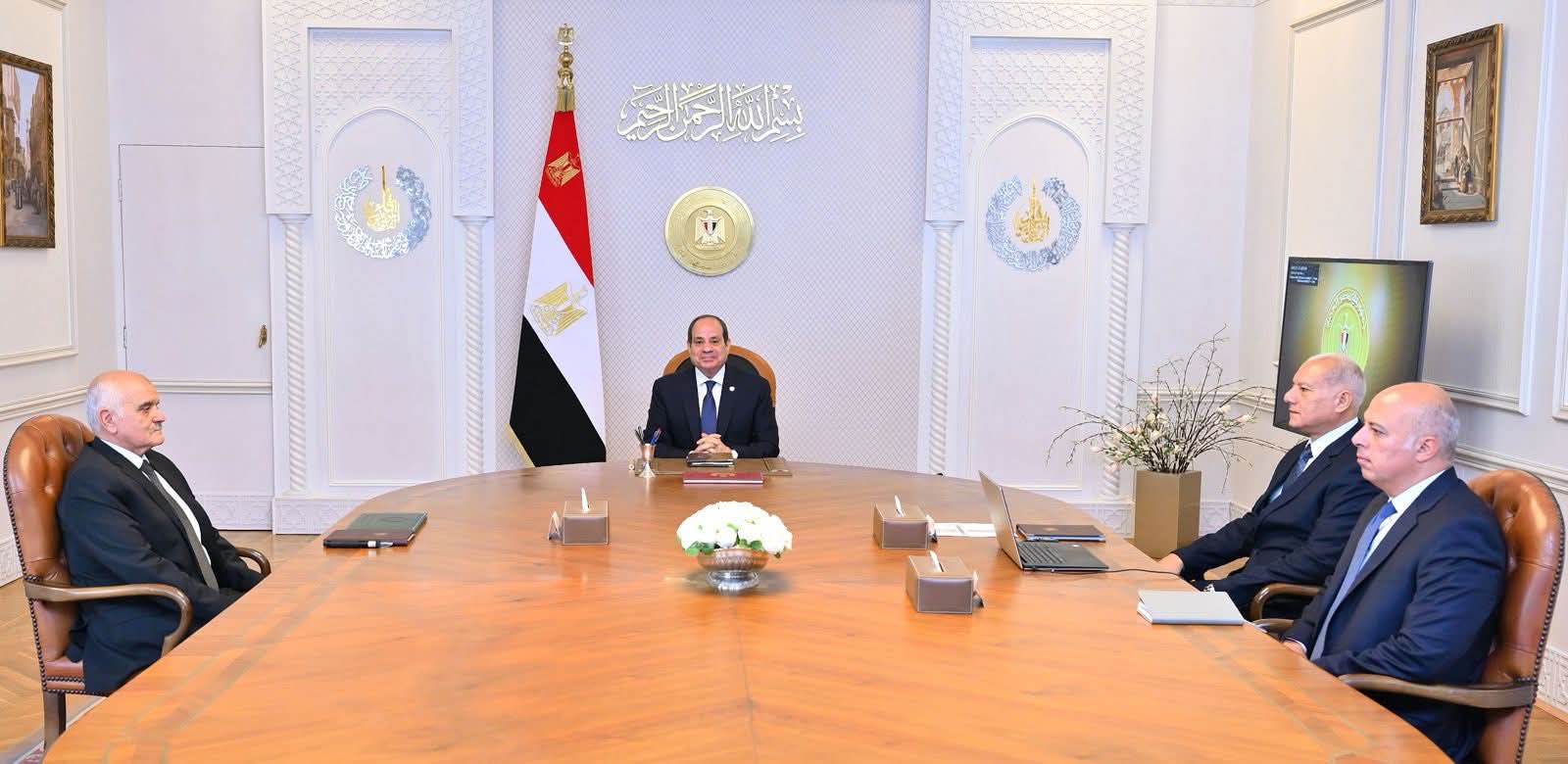 الرئيس يصدق على إطلاق مبادرة "مصر معاكم" لابناء شهداء وضحايا القوات المسلحة والشرطة