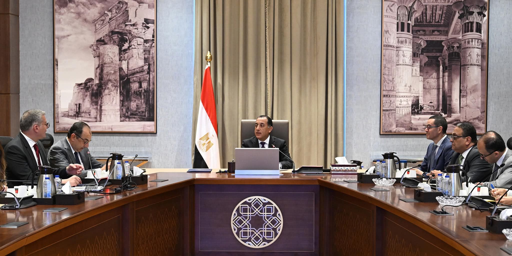 رئيس الوزراء يتابع تنفيذ برنامج الطروحات الحكومية فى قطاعى البترول والأعمال العام