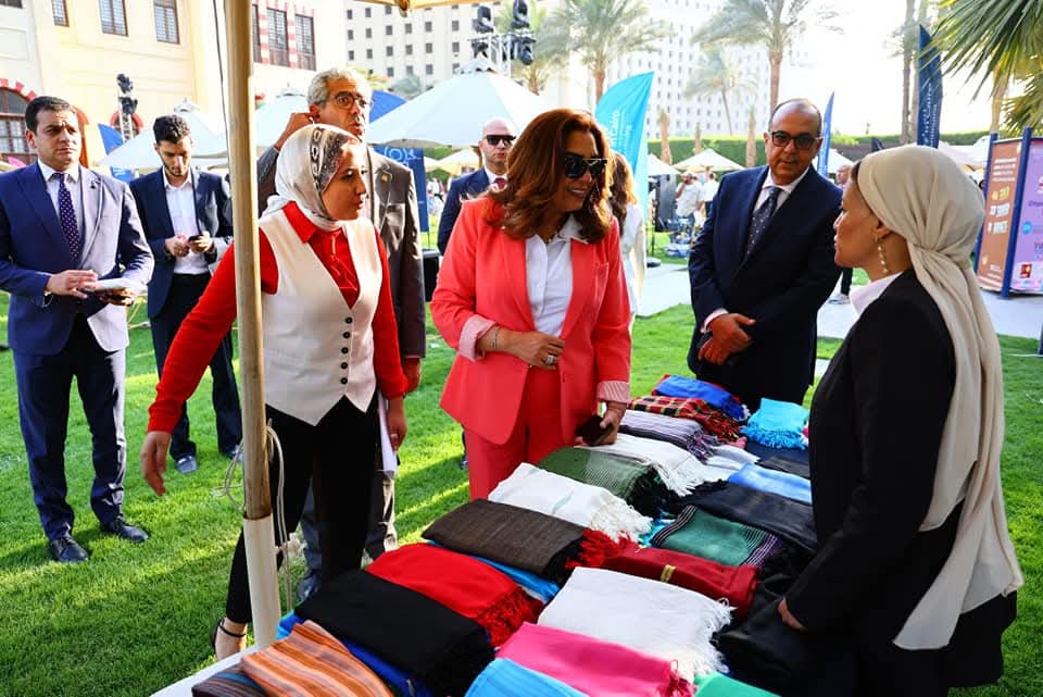 وزيرة التنمية المحلية  تتفقد معرض "أيادي مصر".. بالجامعة الأمريكية