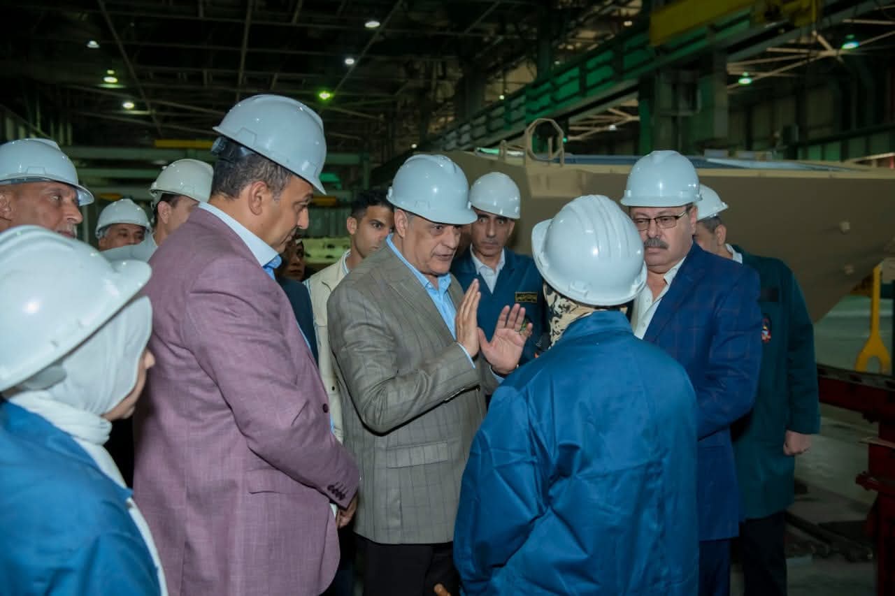 وزير الإنتاج الحربى يتابع مراحل التصنيع العسكرى والمدنى بمصنع إنتاج وإصلاح المدرعات
