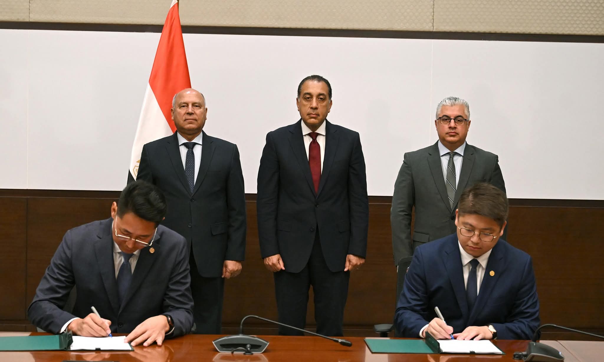 مجمع صناعى متكامل لإنتاج مستلزمات الطاقة الشمسية بالسخنة