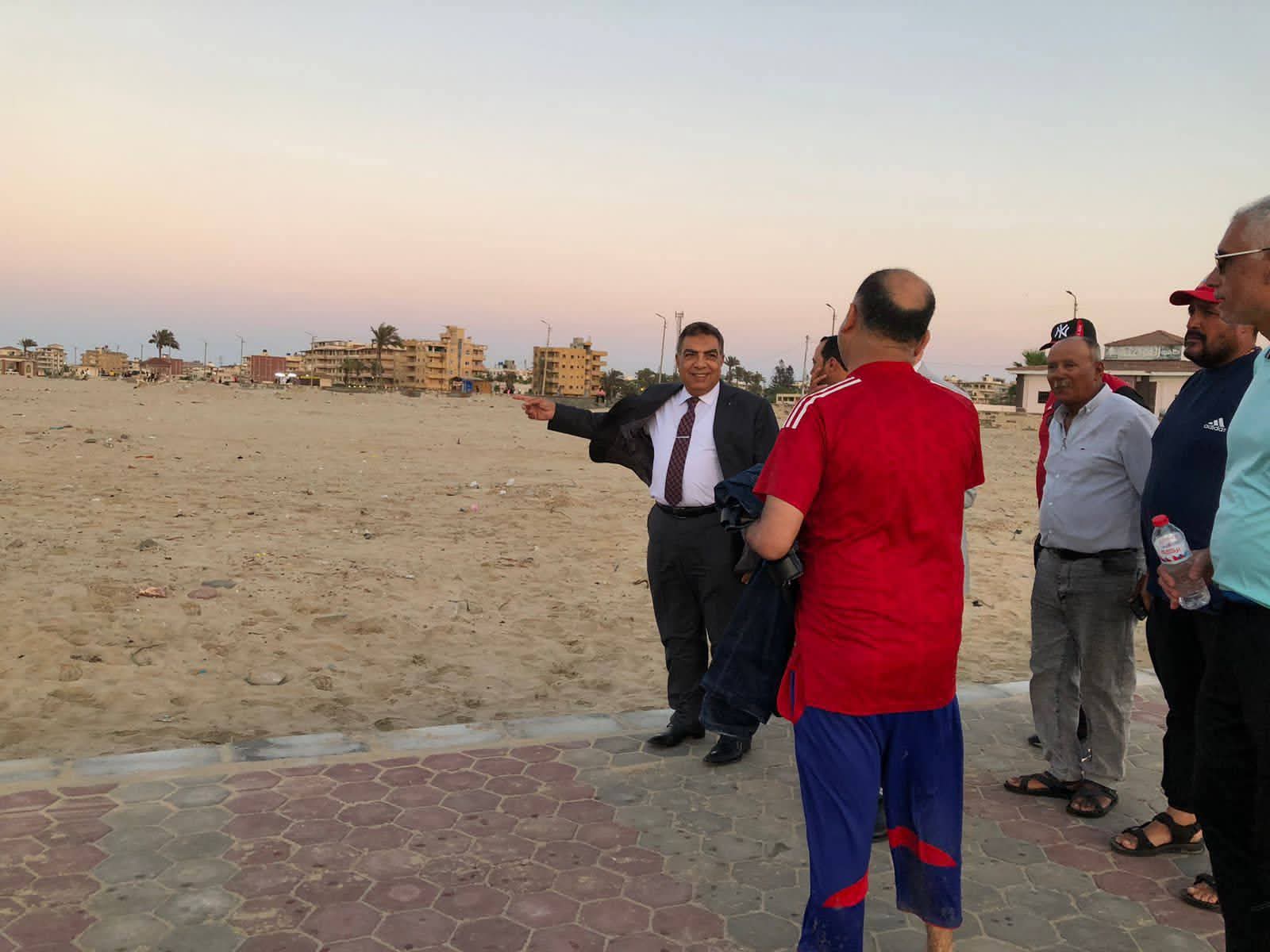 محافظ الدقهلية يتفقد جمصة ليلاً.. ويشدد على منع أى اشغالات بالشاطئ والشوارع 