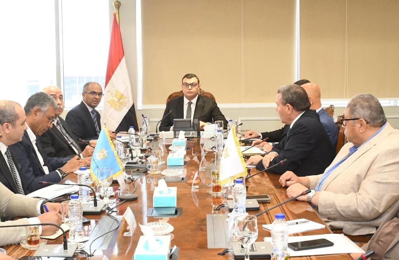 وزير الإسكان يتابع موقف محطات تحلية مياه البحر بالساحل الشمالى الغربى