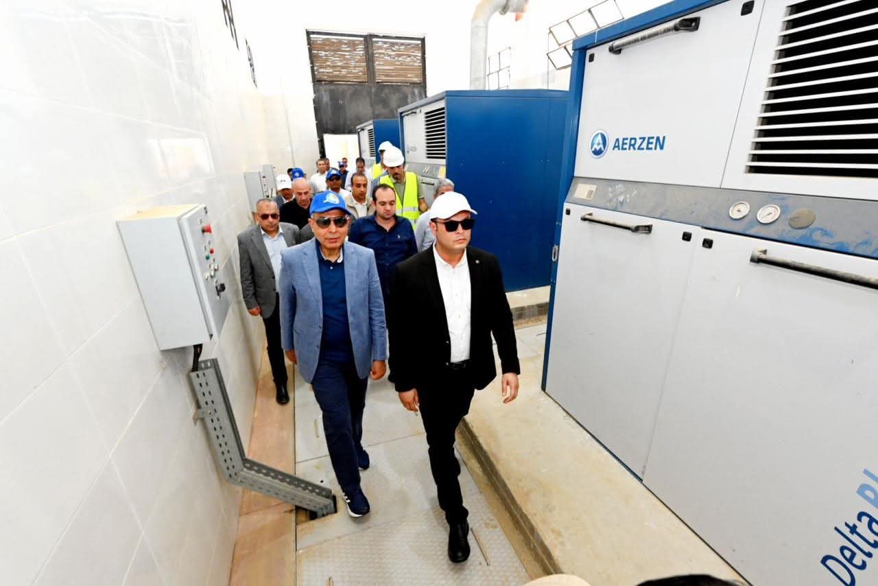 وزير الإسكان يتفقد محطة معالجة صرف صحي برطباط بمغاغة