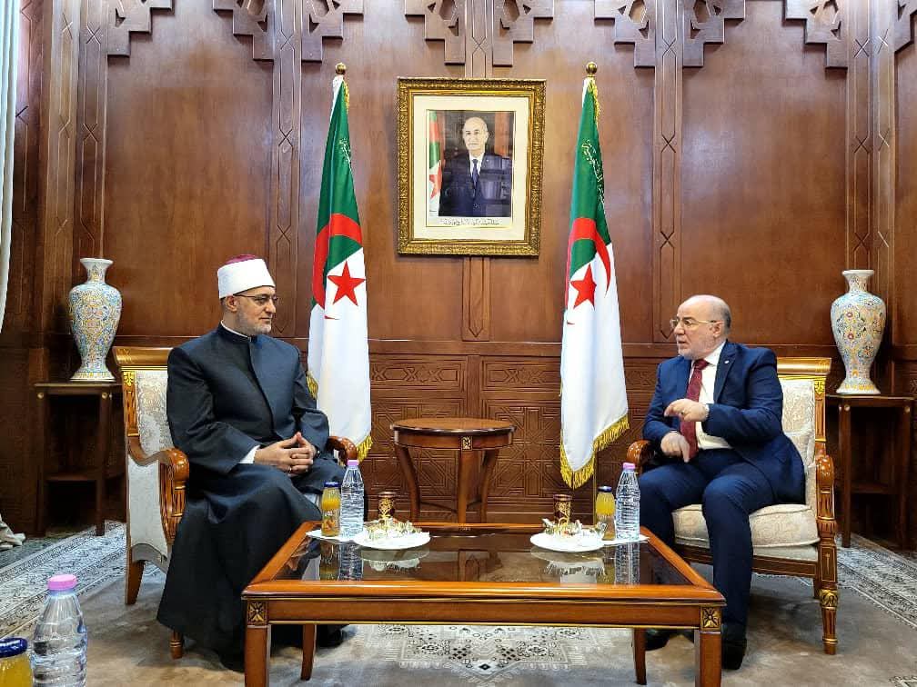 مفتي الجمهورية يبحث مع وزير الأوقاف الجزائرى تعزيز التعاون