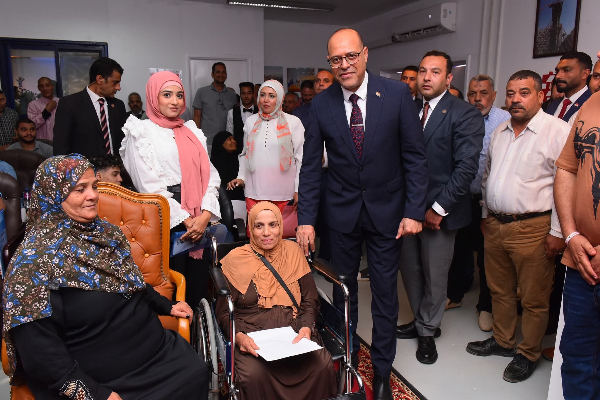 وزير العمل يُسلم 50 عقد عمل لذوي همم من أبناء"القاهرة".. و"مُهمات وقاية " للعاملين فى "مشروع المونوريل" 