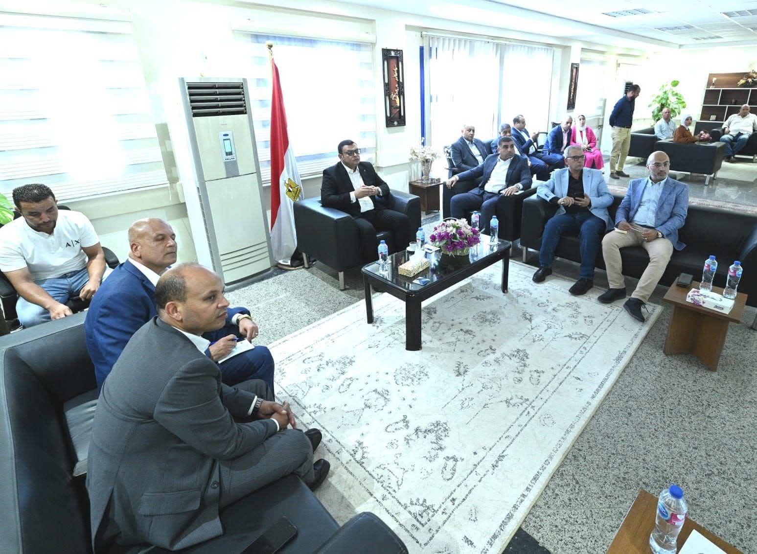 وزير الإسكان يتفقد المركز التكنولوجى لخدمة المواطنين ببدر