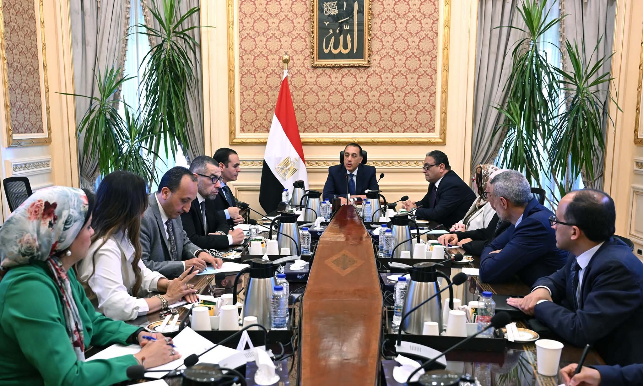 رئيس الوزراء يلتقى أعضاء اللجنة الاستشارية للاقتصاد الكلى