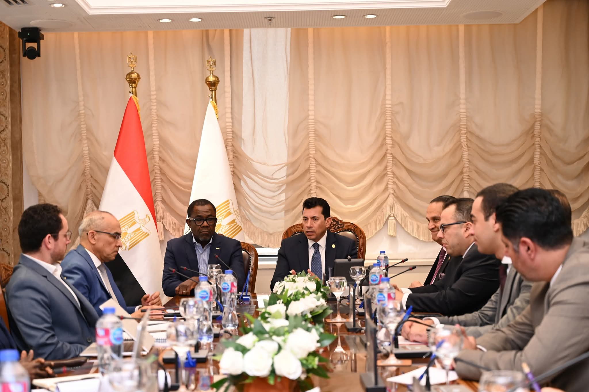 وزير الرياضة يلتقي أمين الاتحاد الافريقي لكرة القدم