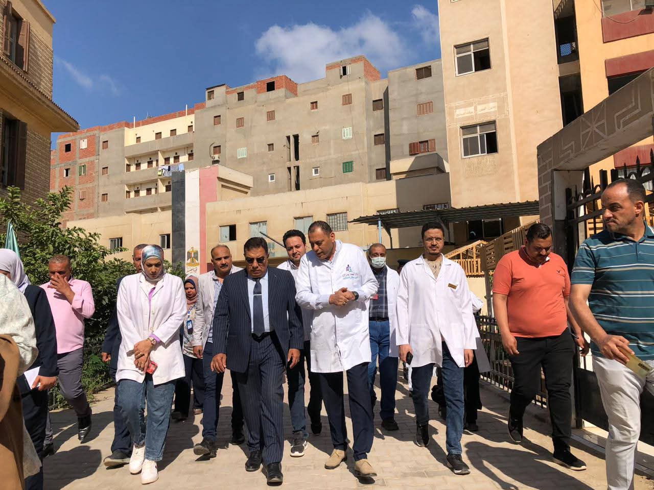 محافظ الدقهلية يفاجىء مستشفى السنبلاوين..ويشيد بالخدمات الطبية 
