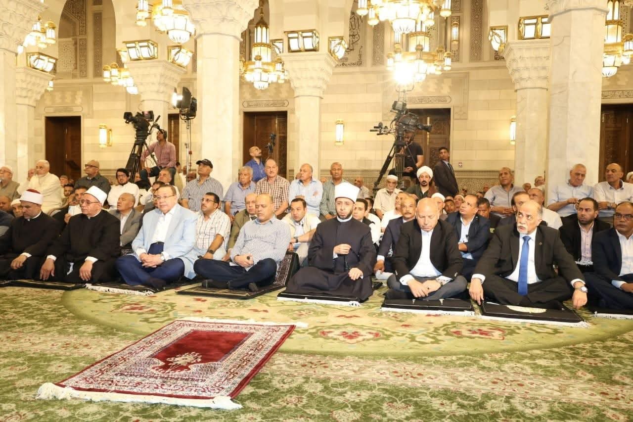 وزيرا الأوقاف والعمل ومحافظ القاهرة ونقيب الأشراف وشيخ مشايخ الطرق الصوفية يؤدون صلاة الجمعة بمسجد السيدة نفيسة